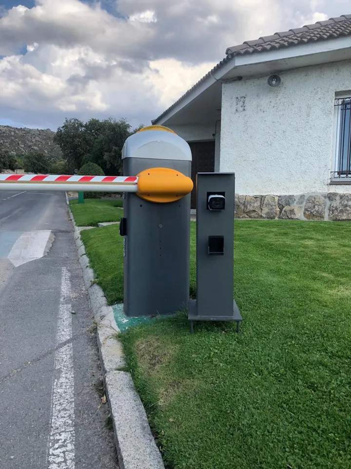 Barrera de control de acceso de vehículos