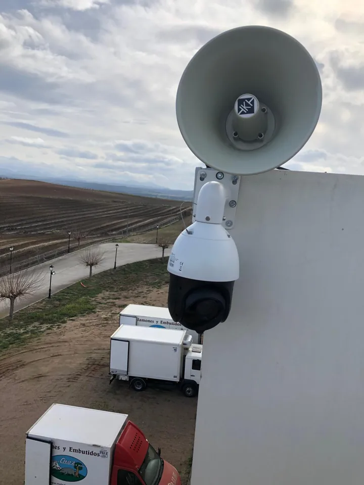 Cámara y altavoz sobre soporte exterior