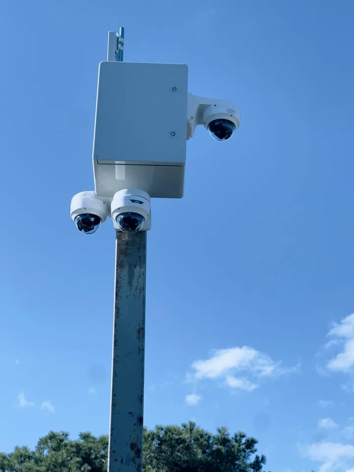 Conjunto de cámaras sobre poste