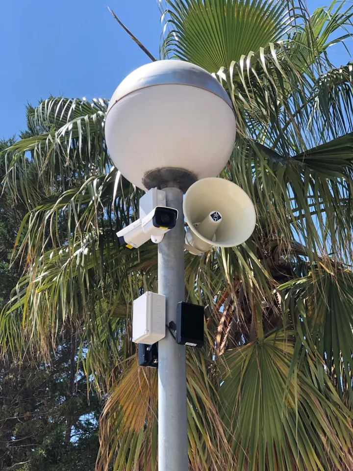 Cámara y altavoz en instalación exterior