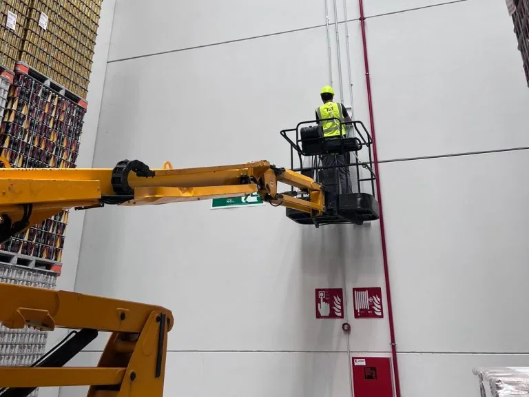 Técnico trabajando en una instalación de seguridad en altura